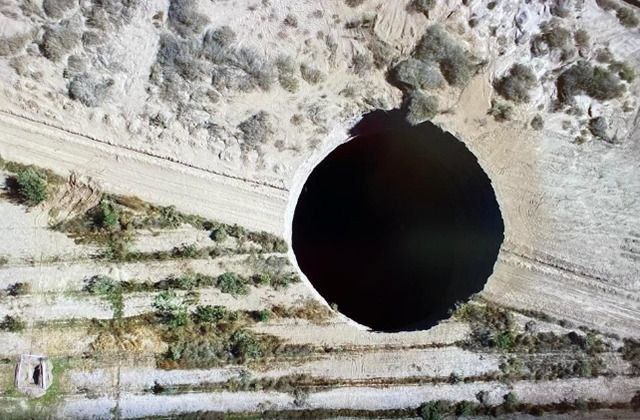 В Чили образовалась огромная дыра в земле - фото 1