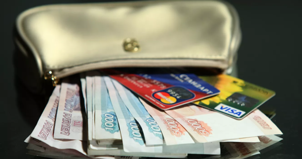Более 40% россиян предпочитают хранить свободные деньги в банке  - фото 1