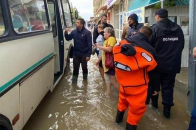 В Анапе из подтопленных ливнем территорий эвакуировали 458 человек - фото 2