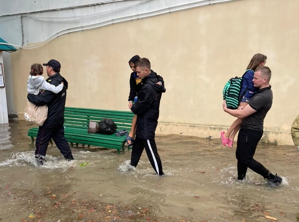 В Анапе из подтопленных ливнем территорий эвакуировали 458 человек - фото 1