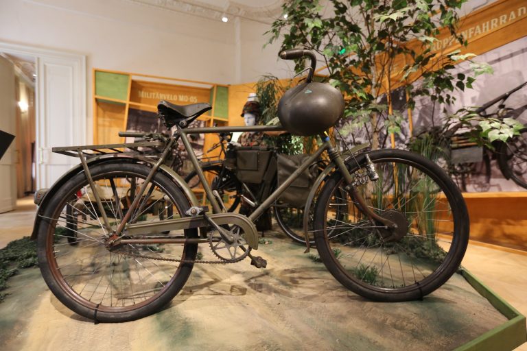 «САМОКАТЧИКИ, ВПЕРЕД!»: редкие подлинные военные велосипеды представят в Музее военной формы - фото 1