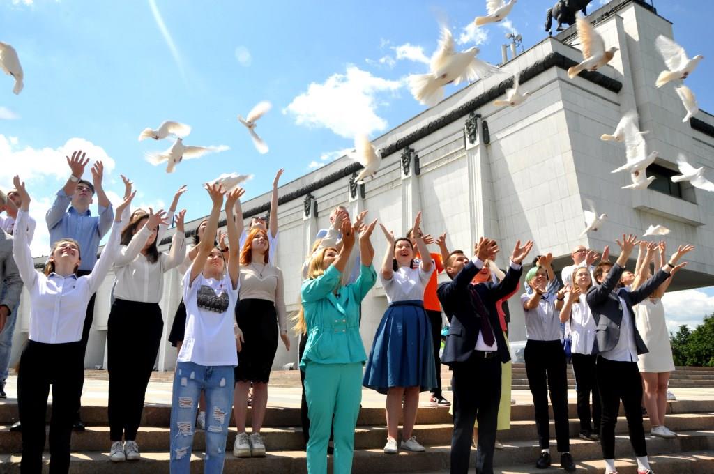 «Голубь мира» в небе над Музеем Победы - фото 3