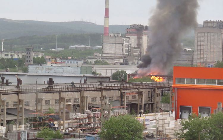Пожар и взрывы в Мурманске прокомментировали в МЧС - фото 1