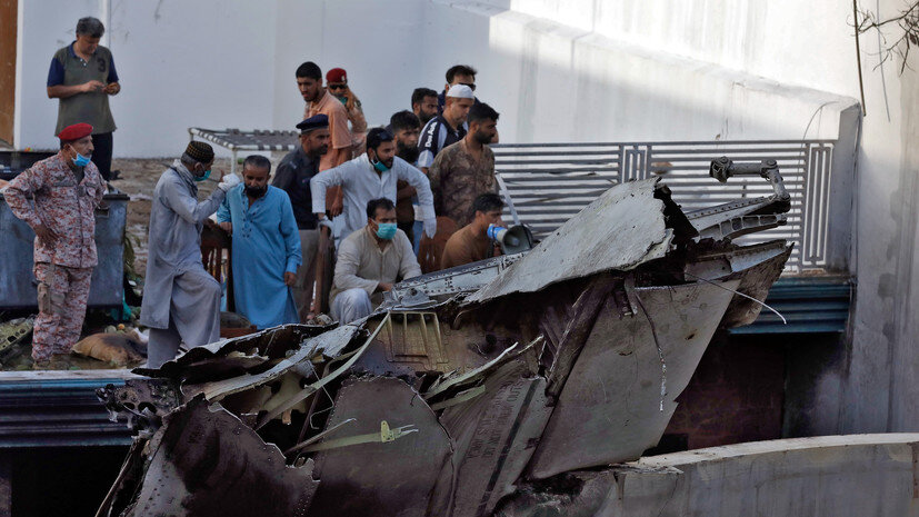 Число погибших в результате крушения пассажирского самолёта в Пакистане возросло до 97 - фото 1