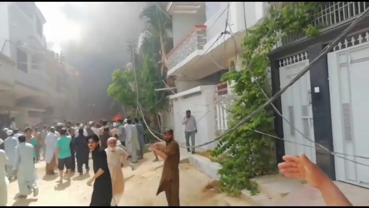 В Пакистане на жилые дома рухнул пассажирский лайнер (видео) - фото 3