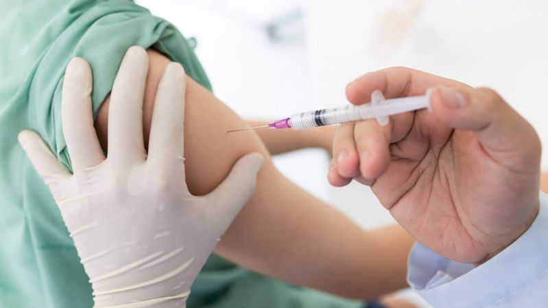 Мантуров заявил об избытке в России вакцин против коронавируса - фото 1