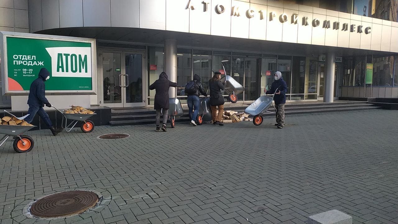 Защитники Берёзовой рощи  завалили дровами вход  в главный офис Атомстройкомплекс - фото 2
