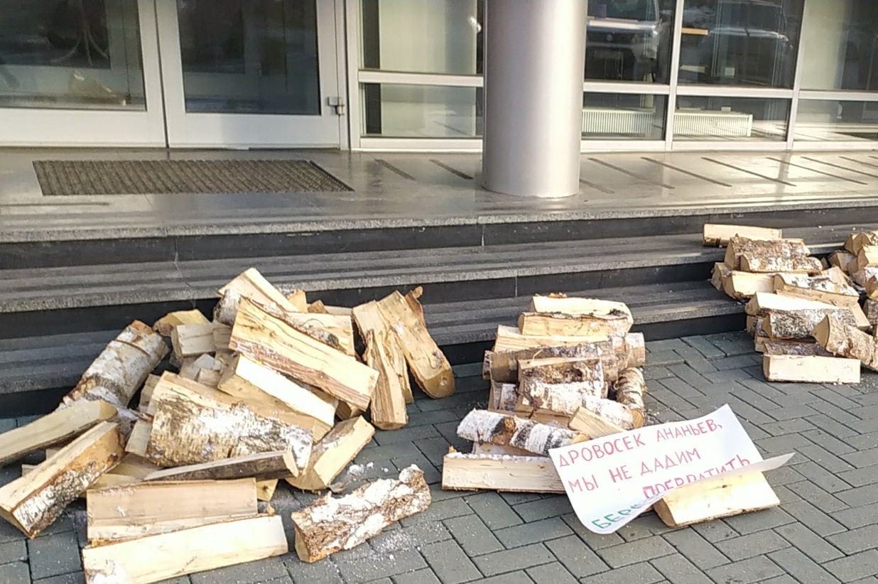 Защитники Берёзовой рощи  завалили дровами вход  в главный офис Атомстройкомплекс - фото 1