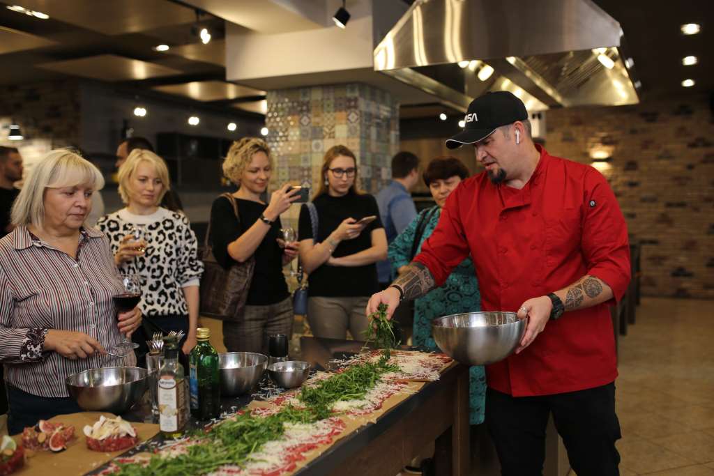 В Москве прошла презентация нового мясного бренда «Стейковка» в формате мастер-класса с популярным шеф-поваром - фото 5