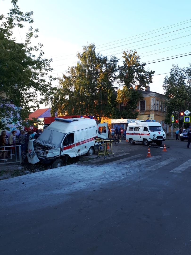 В Моршанске Тамбовской области произошло ДТП с участием «Скорой» и гибелью фельдшера (фото, видео) - фото 6