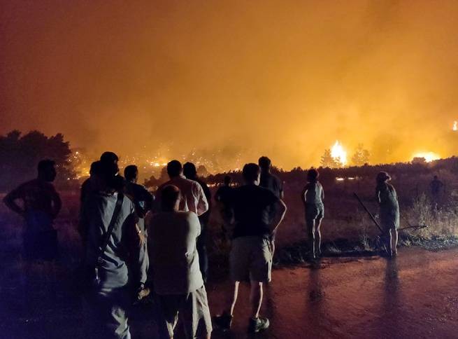 Греция в огне пожаров. Туристов призывают быть крайне осторожными - фото 2