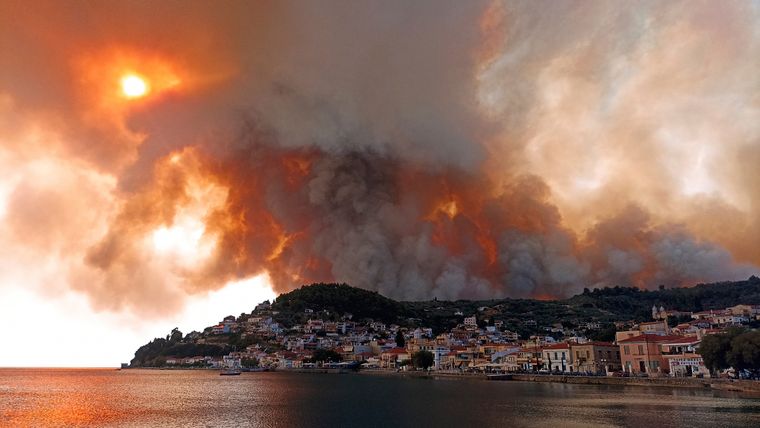 Греция в огне пожаров. Туристов призывают быть крайне осторожными - фото 3