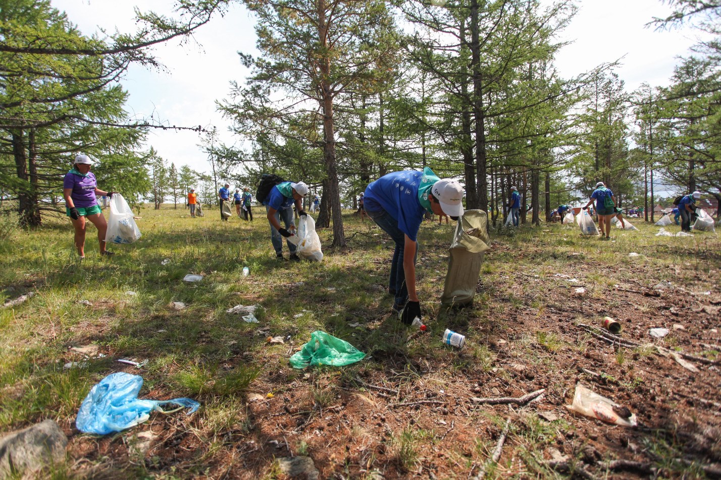 Волонтеры акции «Вода России» и экомарафона En+ Group «360 минут» провели совместную уборку на Байкале - фото 3