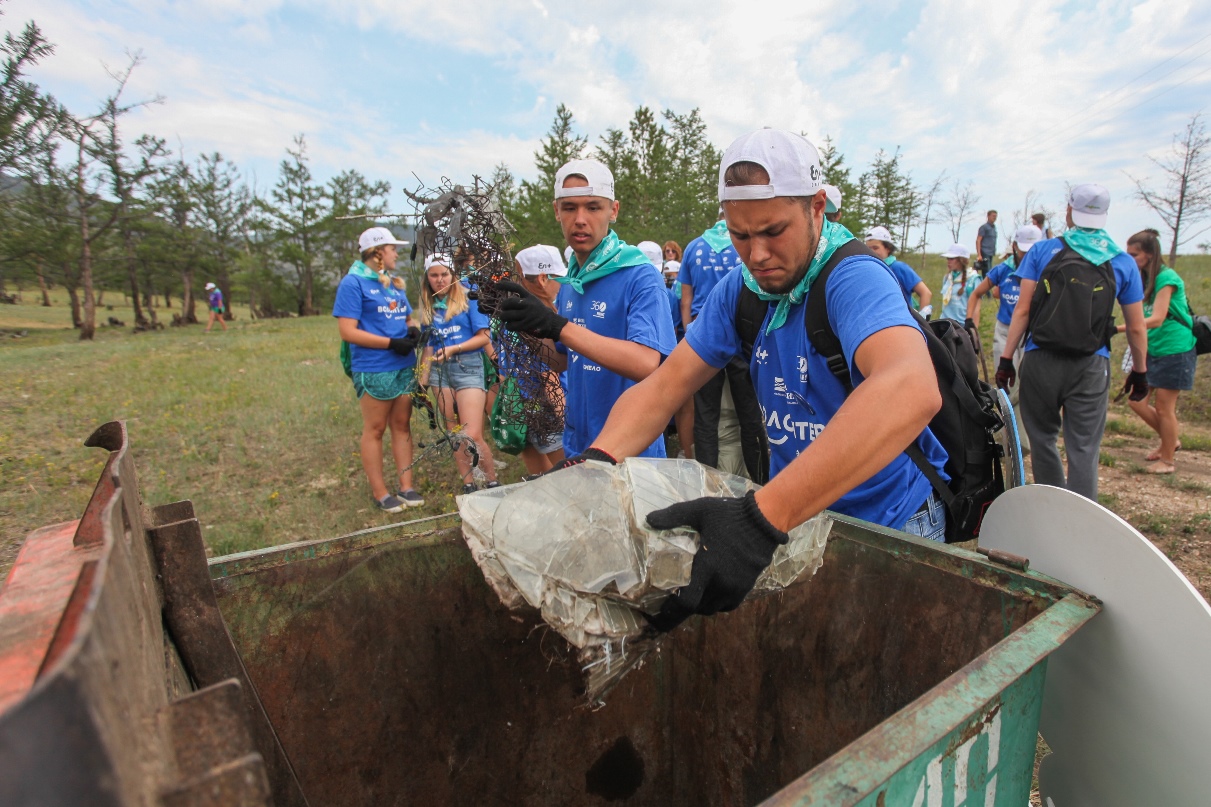 Волонтеры акции «Вода России» и экомарафона En+ Group «360 минут» провели совместную уборку на Байкале - фото 6