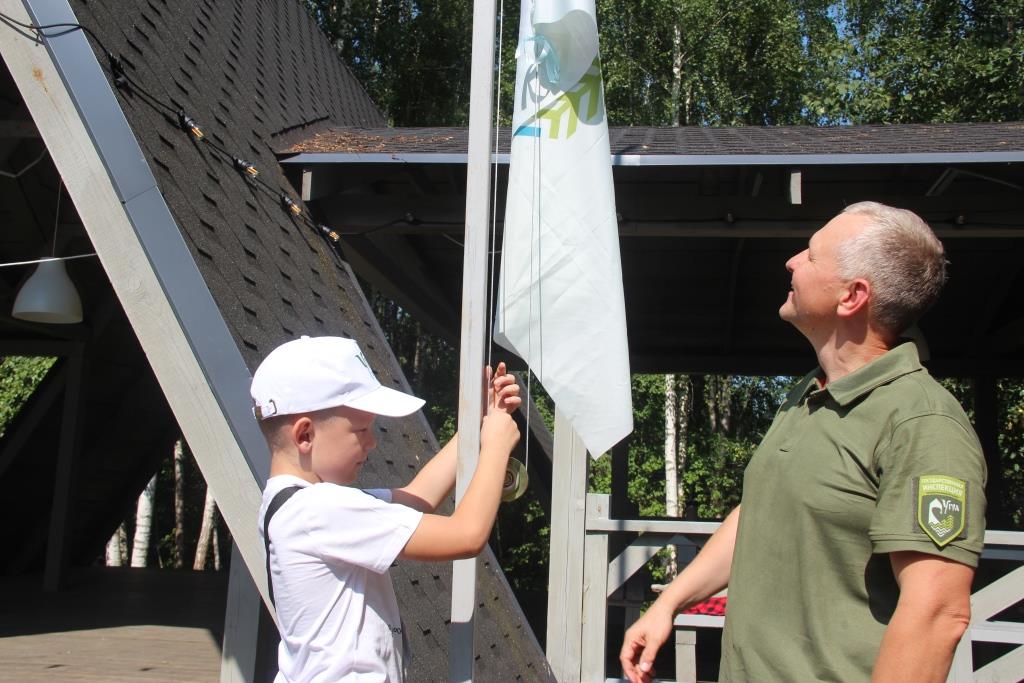 21Поднятие флага в честь открытия детской экспедиции Нацпарк Угра