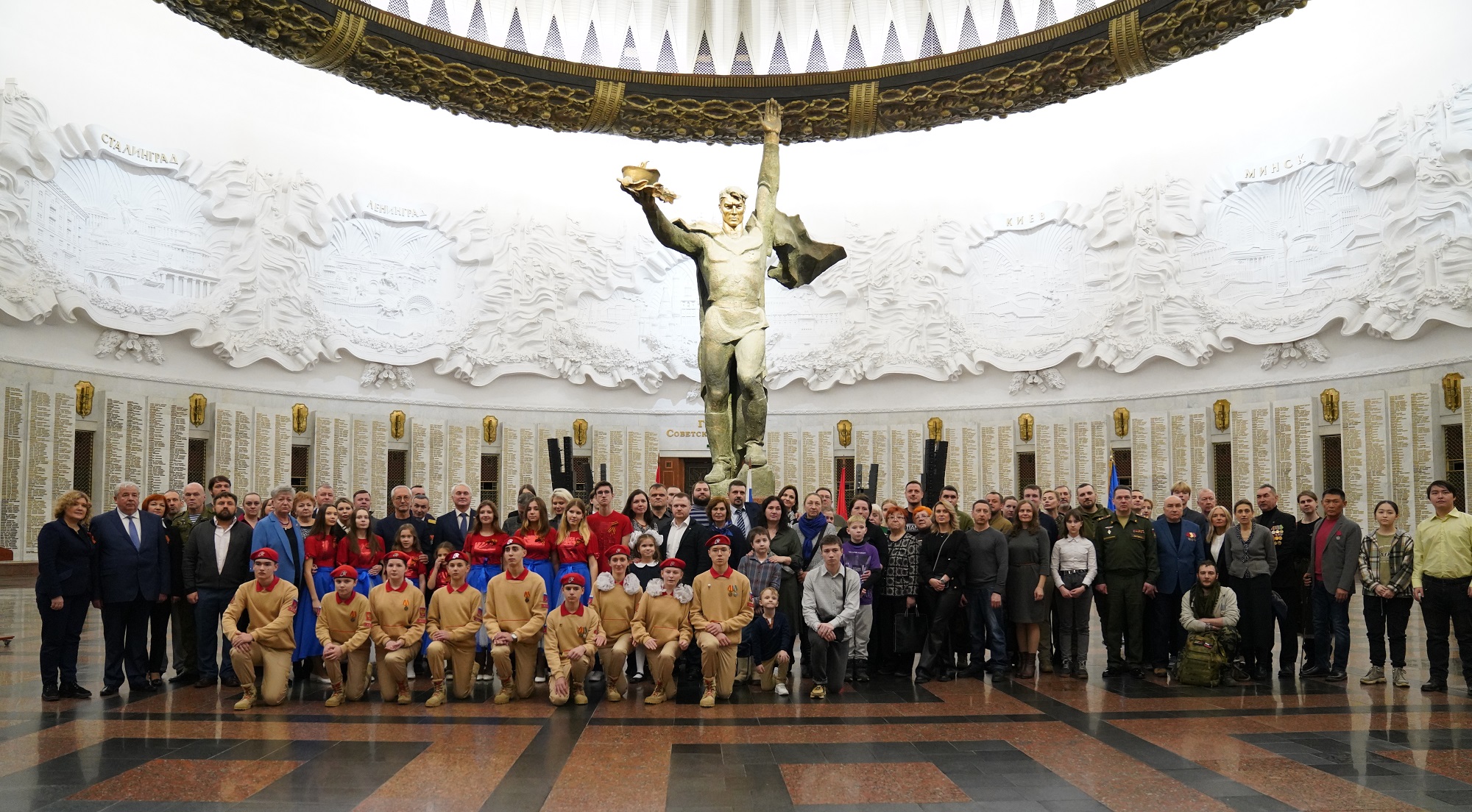 Выставка «Наши Герои – гордость Москвы» показывает яркую историю 25 москвичей-участников СВО - фото 1