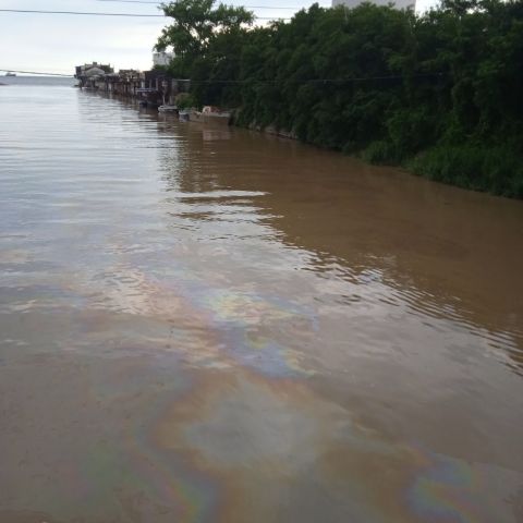 Нефтяное пятно в реке в Туапсе - фото 6