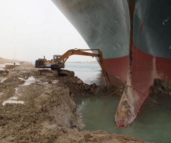 Президент Египта Абдель Фаттах ас-Сиси отдал распоряжение о начале разгрузки контейнеровоза Ever Given - фото 5