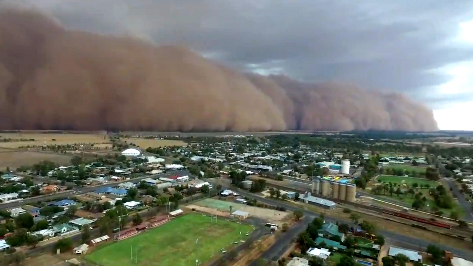 На Австралию обрушились ливни, град и пыльные бури - фото 1