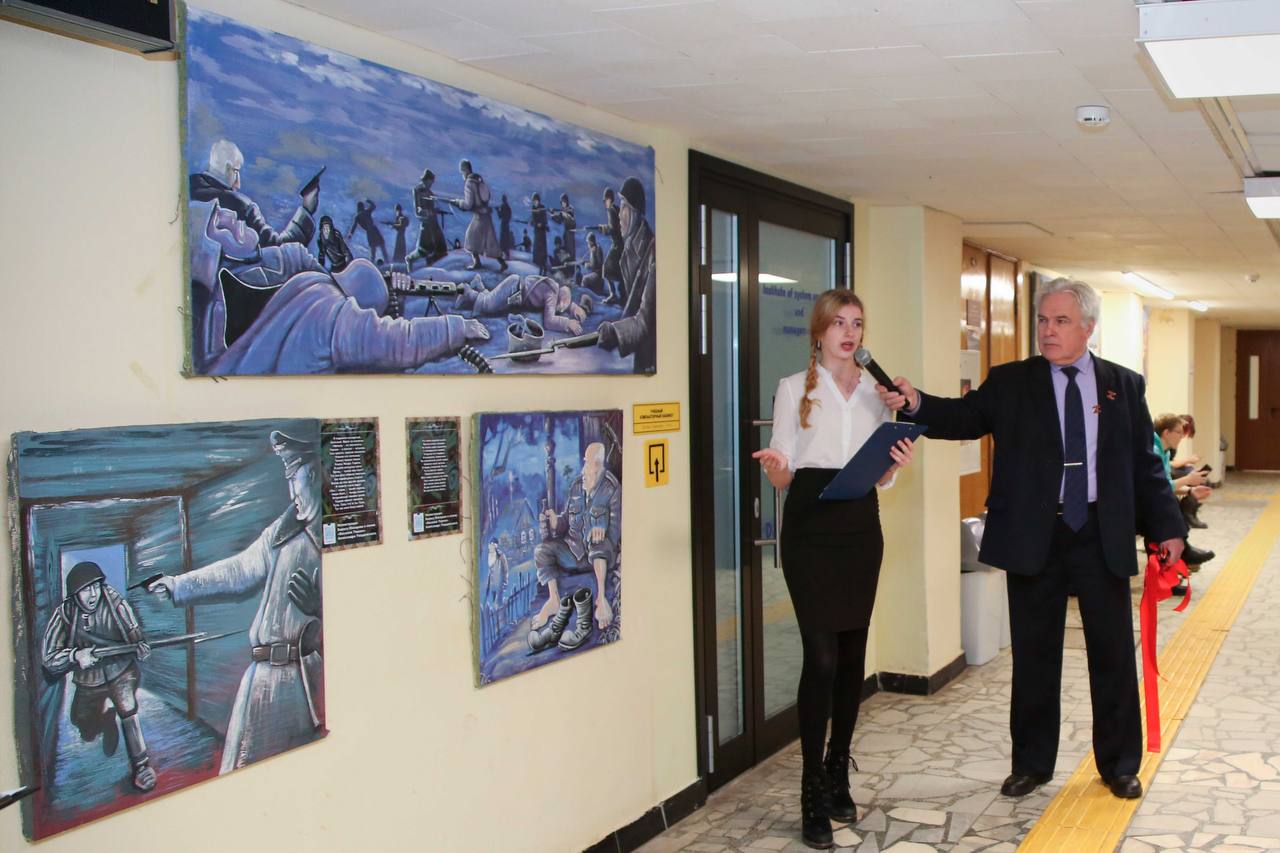 В Государственном университете «Дубна» открылась выставка ко Дню защитника Отечества  - фото 1