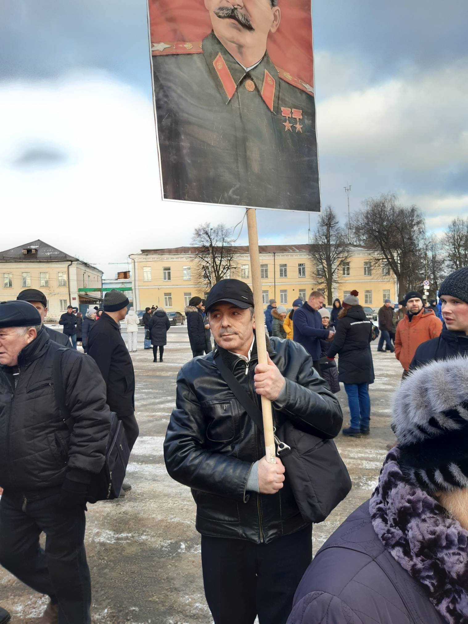 Во Владимирской области на «антимусорный» митинг на центральную площадь Александрова вышло более трех тысяч человек. Это 5% населения города - фото 4