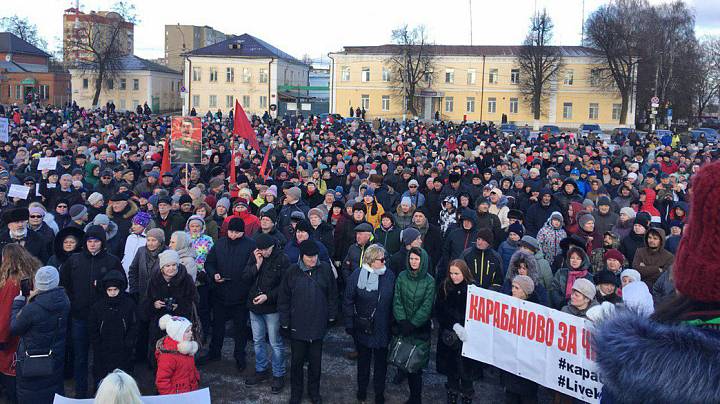 Во Владимирской области на «антимусорный» митинг на центральную площадь Александрова вышло более трех тысяч человек. Это 5% населения города - фото 3