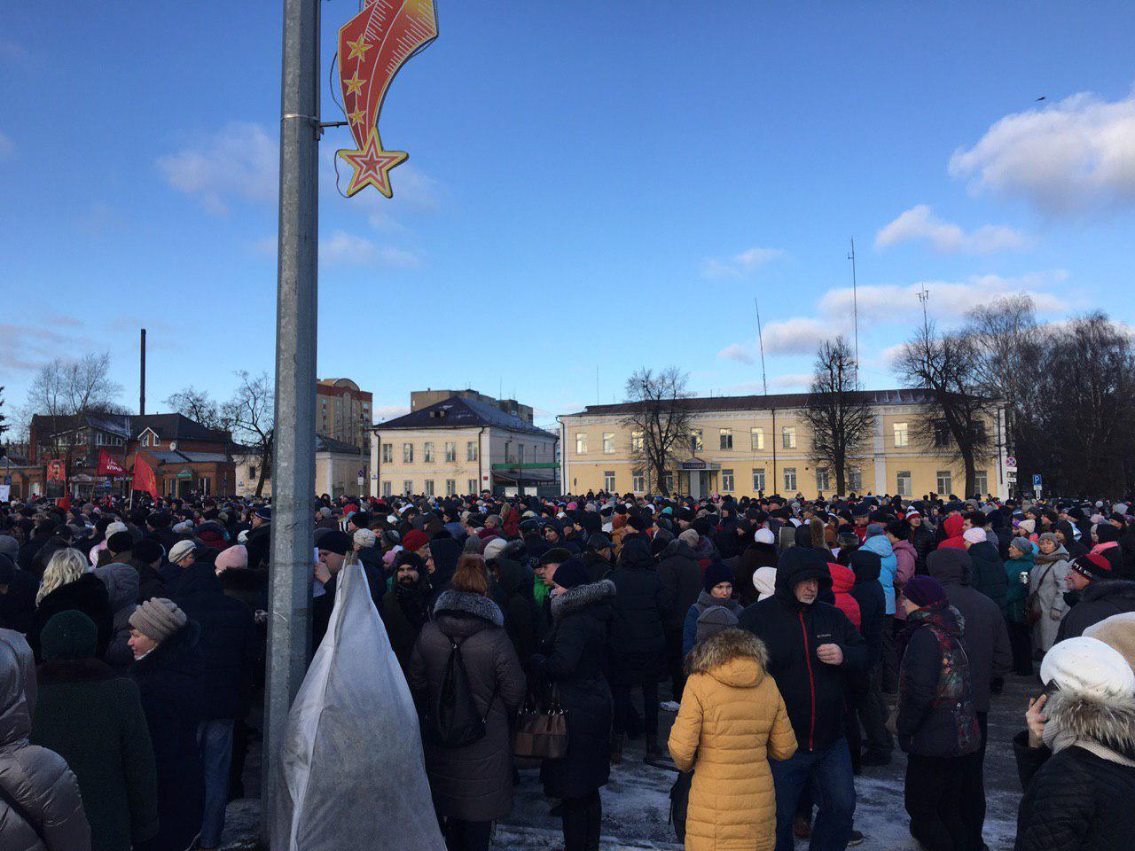 Во Владимирской области на «антимусорный» митинг на центральную площадь Александрова вышло более трех тысяч человек. Это 5% населения города - фото 6