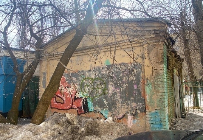 В Гагаринском районе рядом с детской площадкой ликвидирован заброшенный самострой - фото 2