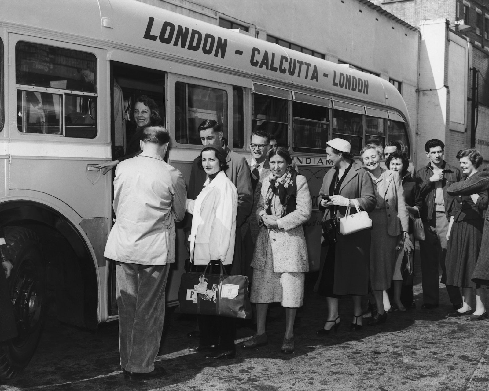  Компания «Albert Tours» предлагала автобусный тур Лондон — Калькутта за 145 фунтов стерлингов, включая питание. Этот автобусный маршрут из Лондона в Калькутту считается самым длинным в мире - фото 1