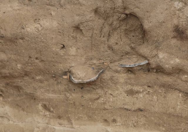 Аркадий Зарубин: Археологи на берегу реки Селенги занимаются флотацией - разделением мелких твердых частиц - фото 7