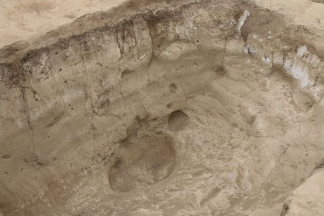 Аркадий Зарубин: Археологи на берегу реки Селенги занимаются флотацией - разделением мелких твердых частиц - фото 9