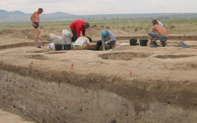 Аркадий Зарубин: Археологи на берегу реки Селенги занимаются флотацией - разделением мелких твердых частиц - фото 12