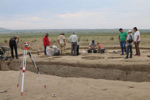 Аркадий Зарубин: Археологи на берегу реки Селенги занимаются флотацией - разделением мелких твердых частиц - фото 21