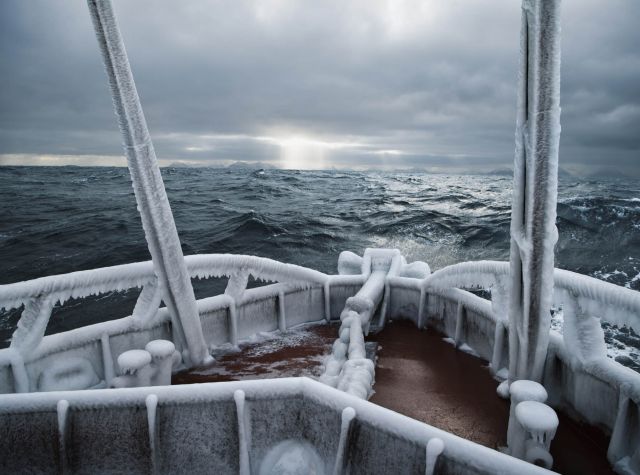 Фотограф Кори Арнольд (Corey Arnold) проплыл весь север Америки, делая эффектные снимки на Аляске и в Беринговом море - фото 15