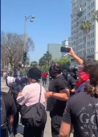 Десятки людей арестованы в Лос-Анджелесе на акции протеста - фото 2