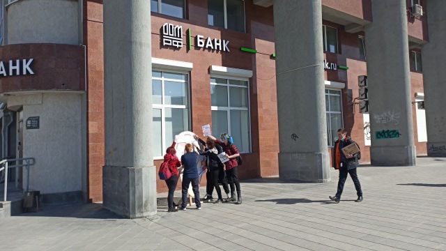 Эко активисты Екатеринбурга установили огромное «ухо Мутко» возле регионального офиса ДОМ РФ - фото 2