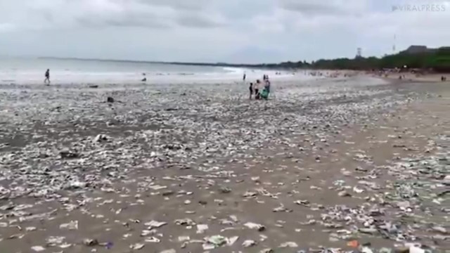 Шторм выбросил на пляжи Бали огромное количество пластикового мусора - фото 1