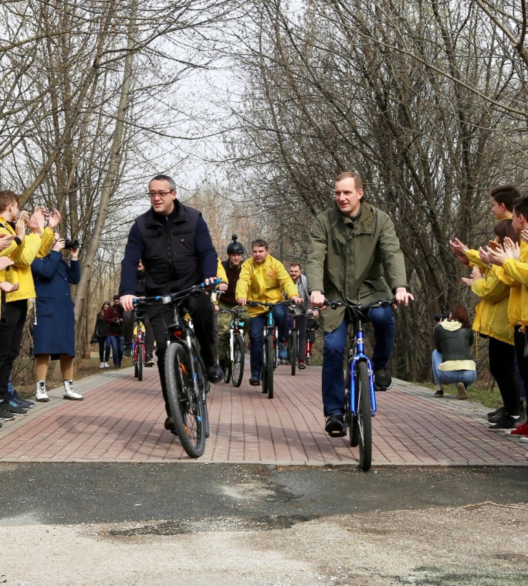 Субботник на велосипеде: москвичи провели «генеральную уборку» в Парке Яуза - фото 1