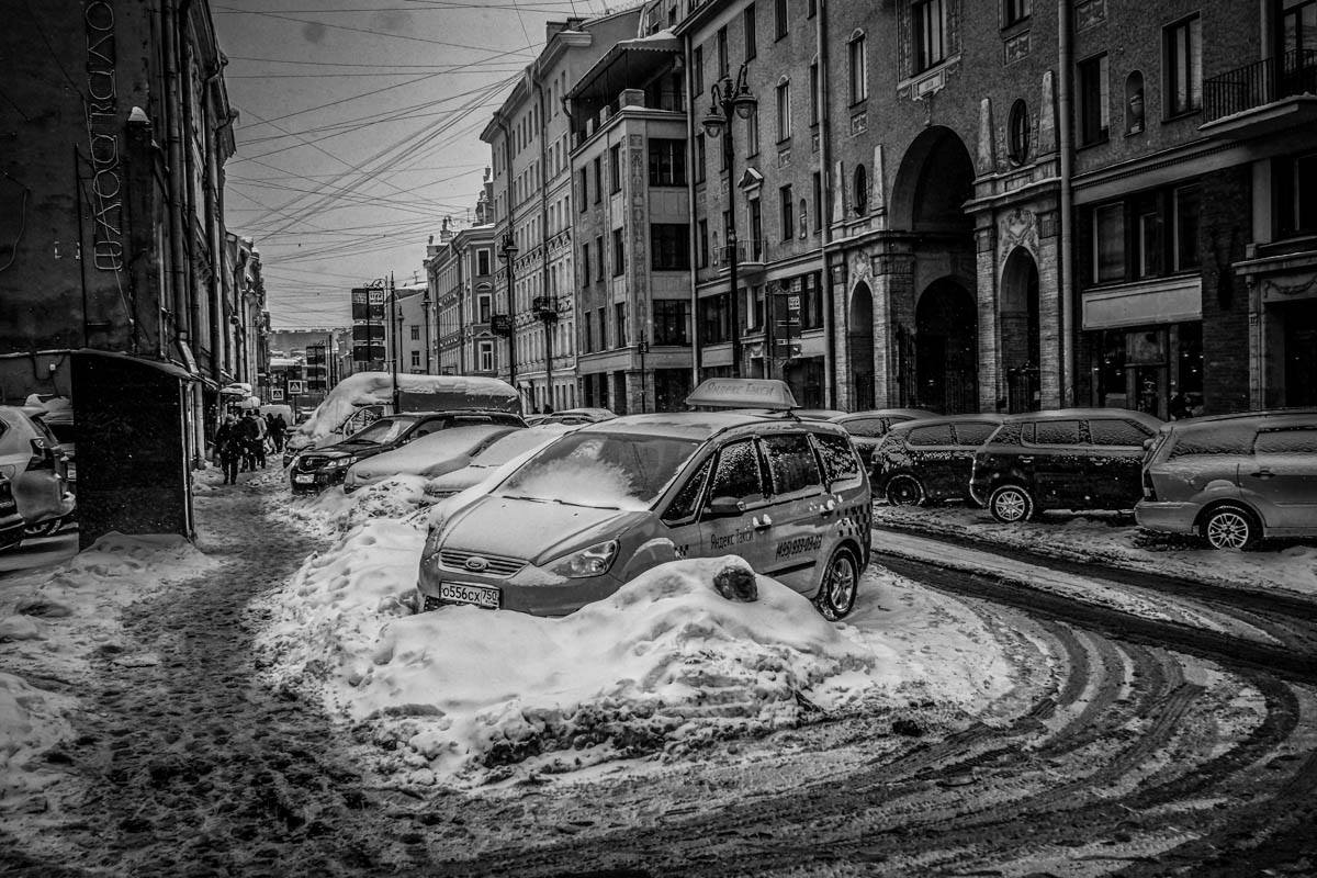 В Петербурге чиновники будут сами расчищать снег. Лопатами... - фото 1