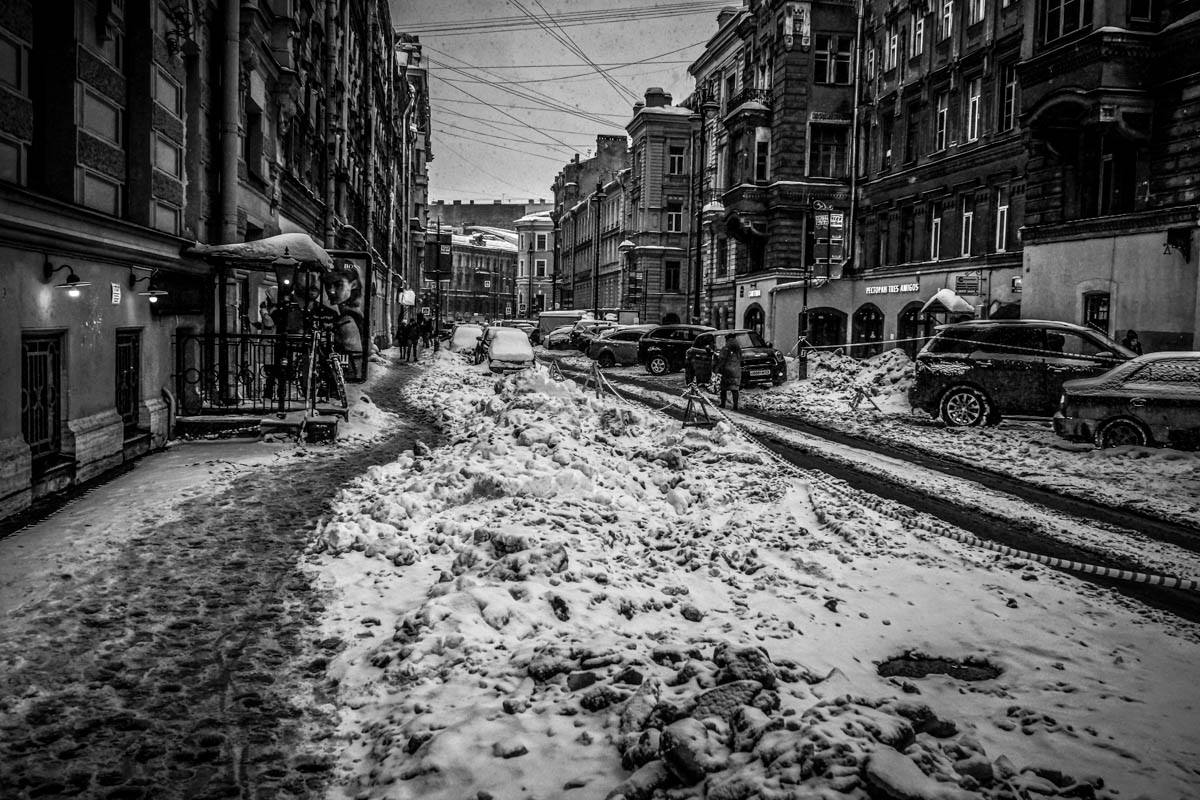 В Петербурге чиновники будут сами расчищать снег. Лопатами... - фото 7