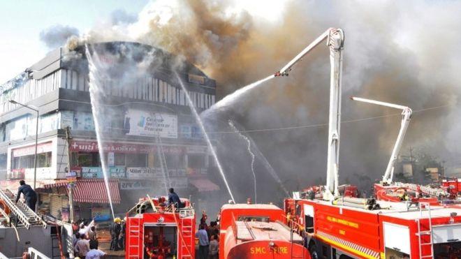 В Индии в пожаре в учебном центре погибли 19 студентов - фото 1