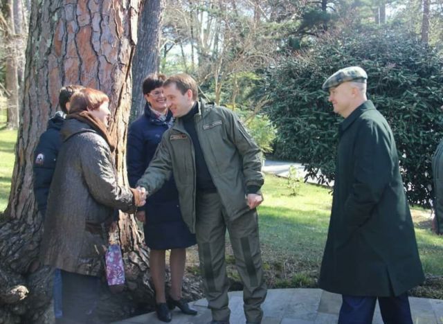 Глава МПР Александр Козлов был замечен в Сочи при посадке деревьев - фото 8