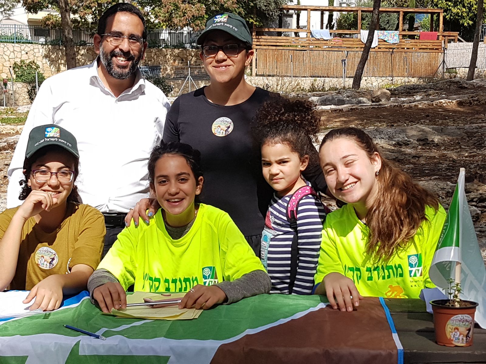 Израиль: Жители города Эльад отпраздновали Ту би-шват в своем общинном лесу - фото 4