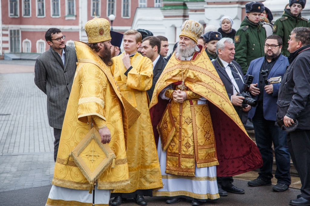 Патриарх Кирилл принял участие в посадке деревьев главной липовой аллеи Донского монастыря - фото 2