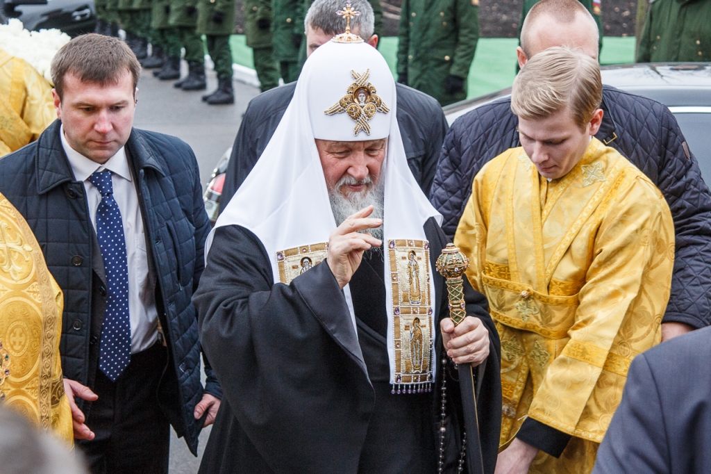 Патриарх Кирилл принял участие в посадке деревьев главной липовой аллеи Донского монастыря - фото 3