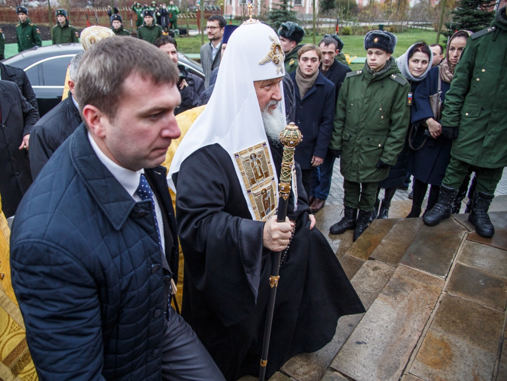 Патриарх Кирилл принял участие в посадке деревьев главной липовой аллеи Донского монастыря - фото 4