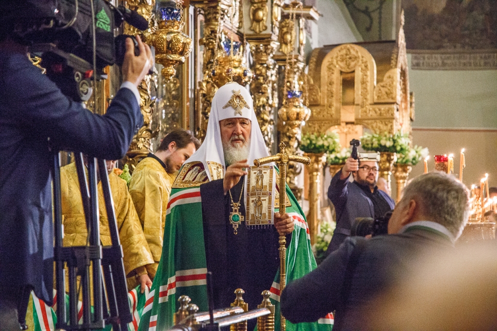 Патриарх Кирилл принял участие в посадке деревьев главной липовой аллеи Донского монастыря - фото 5