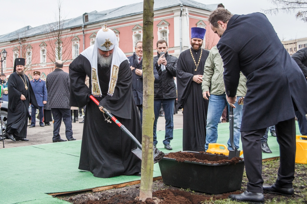 Патриарх Кирилл принял участие в посадке деревьев главной липовой аллеи Донского монастыря - фото 10