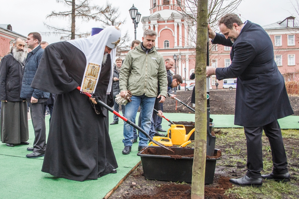 Патриарх Кирилл принял участие в посадке деревьев главной липовой аллеи Донского монастыря - фото 11