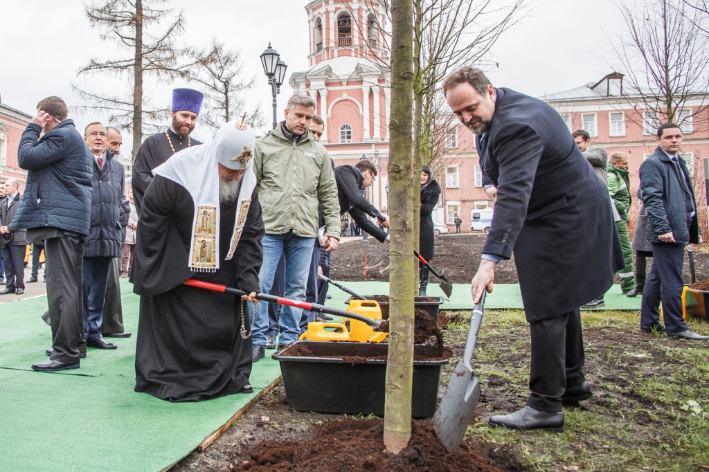 Патриарх Кирилл принял участие в посадке деревьев главной липовой аллеи Донского монастыря - фото 12